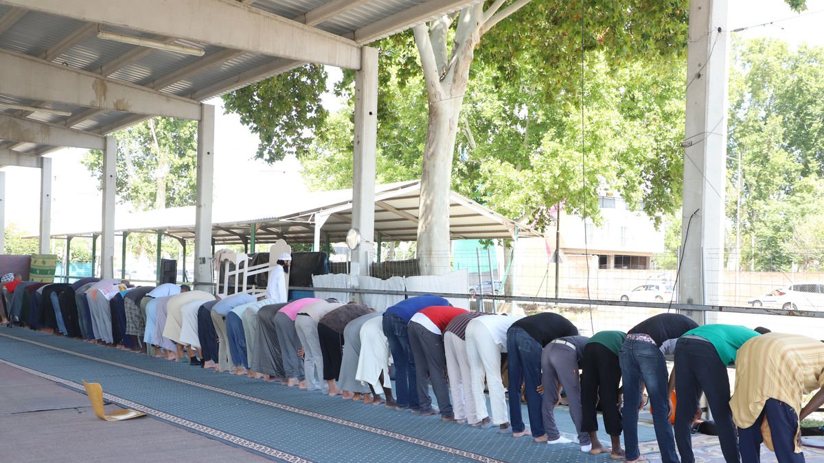 Una trentena de fidels d’Ibn Hazm van pregar ahir a les 14.00 hores als coberts de la Fira. - MAGDALENA ALTISENT