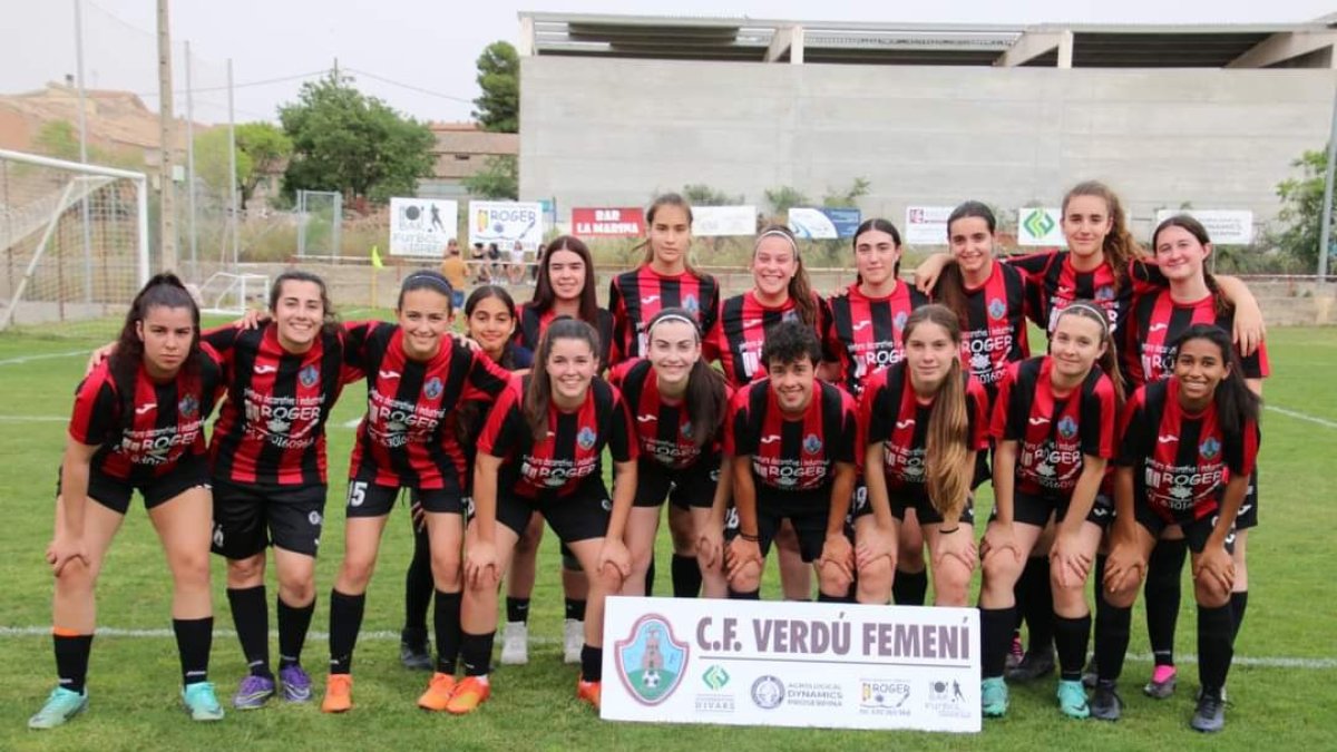 Jugadores del CF Verdú-Vall del Corb, que ha aconseguit reunir un grup de futbolistes de tota la comarca. - FRANCESC GASULL
