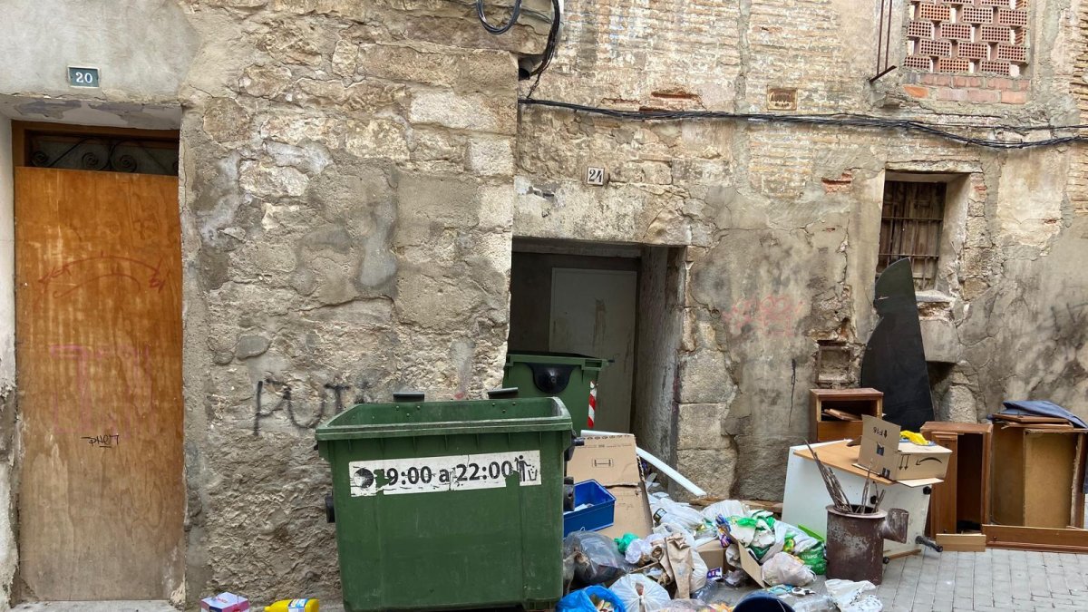 Els veïns critiquen la situació d’abandó que es dona en el centre històric de Fraga.