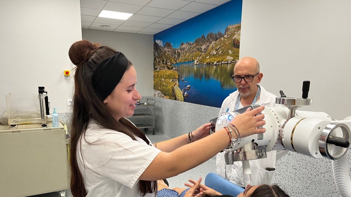 Profesionales del servicio haciendo os del nuevo equipamiento.