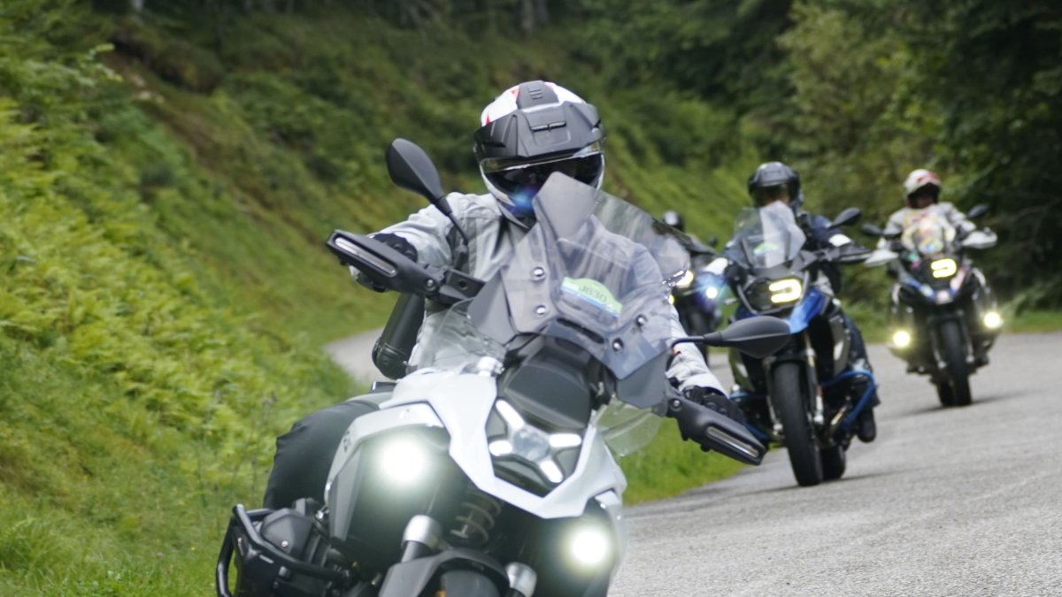 Participantes en una de las rutas por carretera.