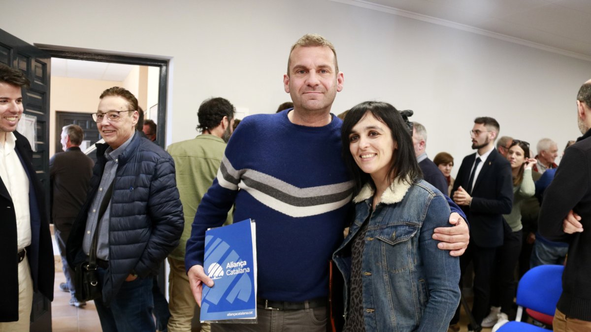 El regidor d'Aliança Catalana a Ribera d'Ondara, Albert Puig, amb l'alcaldessa de Ripoll, Sílvia Orriols.