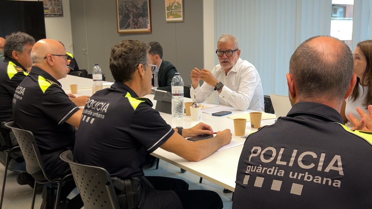 Un moment de la reunió a la comissaria de la Guàrdia Urbana de Lleida.