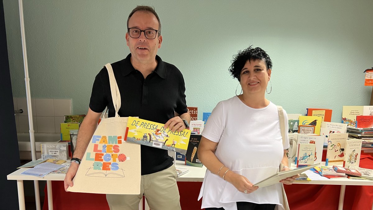 L'alcalde de Mollerussa, Marc Solsona, i la directora de la biblioteca Diana Solé.