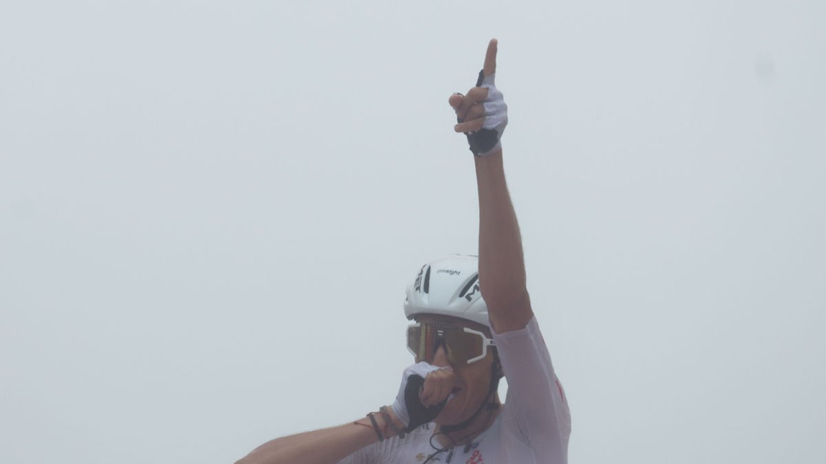 Marc Soler celebra el triunfo en los Lagos de Covadonga. - EFE/JAVIER LIZÓN