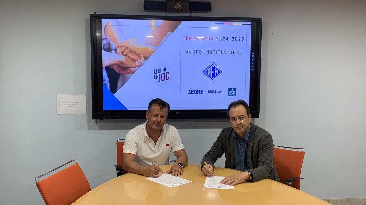 Paco García i Santi Sans formalitzen l’acord de l’AEM amb SEGRE.