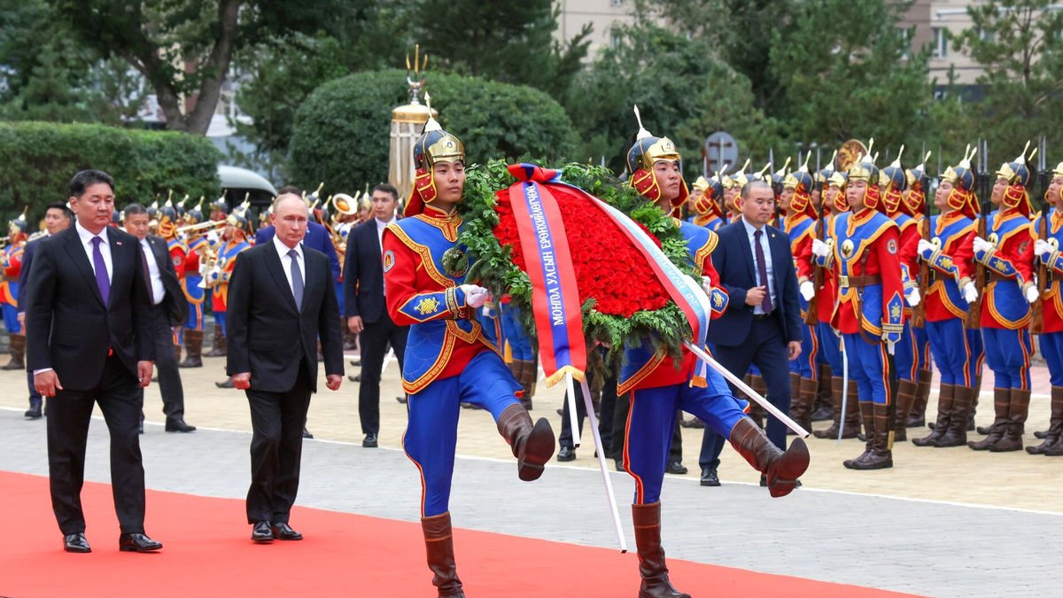 El president mongol i Putin passen revista a Ulaanbaatar. - KREMLIN / DPA