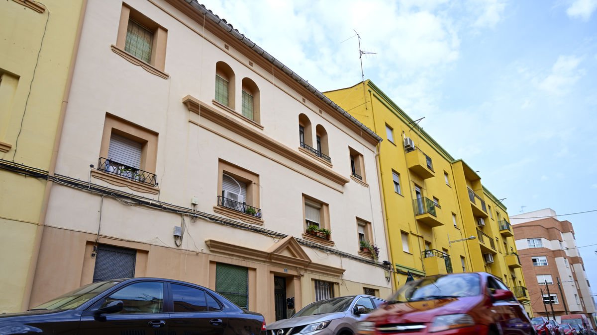 La façana de l’edifici on van trobar el cos de la dona assassinada a Castelló. - EFE
