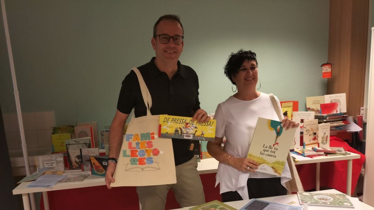 Marc Solsona juntament amb Diana Solé, a la Biblioteca Comarcal. - J.GÓMEZ