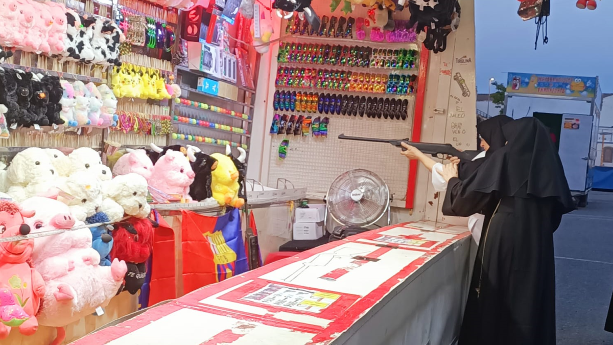 La imagen curiosa de la jornada: dos monjas haciendo puntería en una caseta de tiro a Aitona