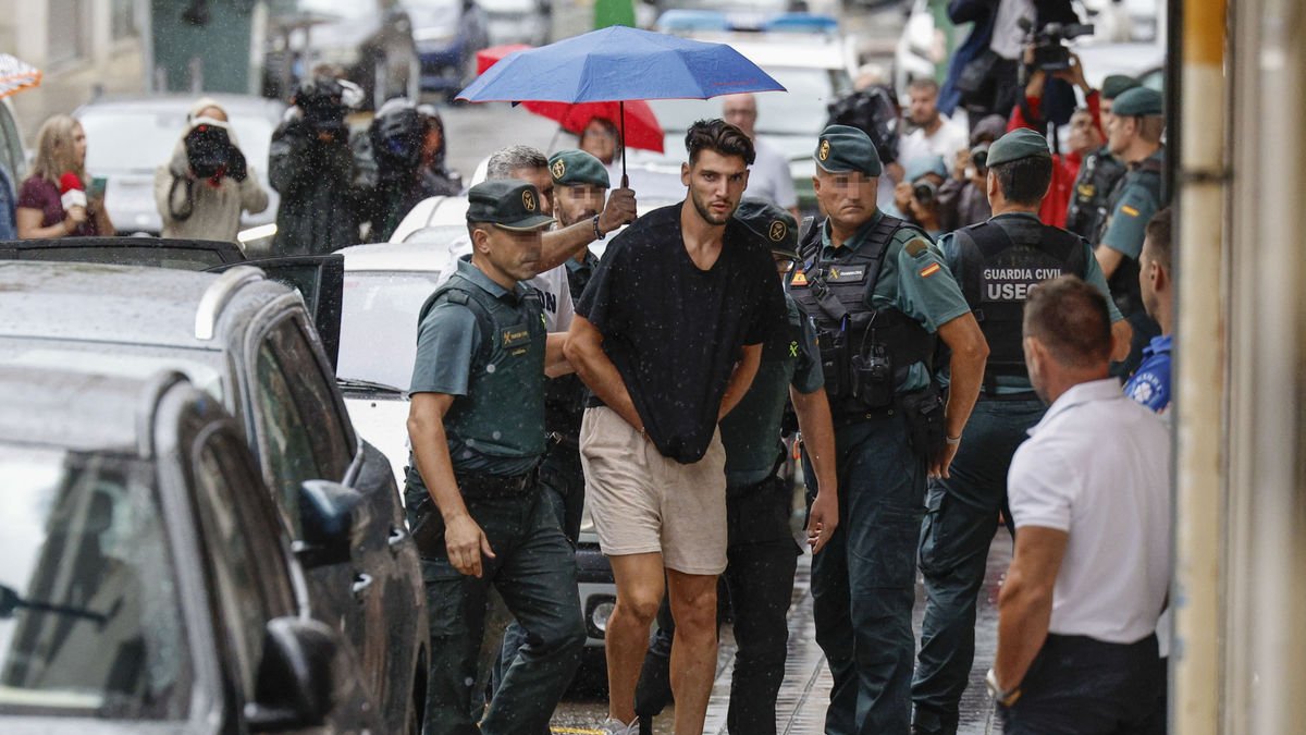 Rafa Mir, esposado, antes de pasar a disposición judicial. - EFE/ KAI FÖRSTERLING
