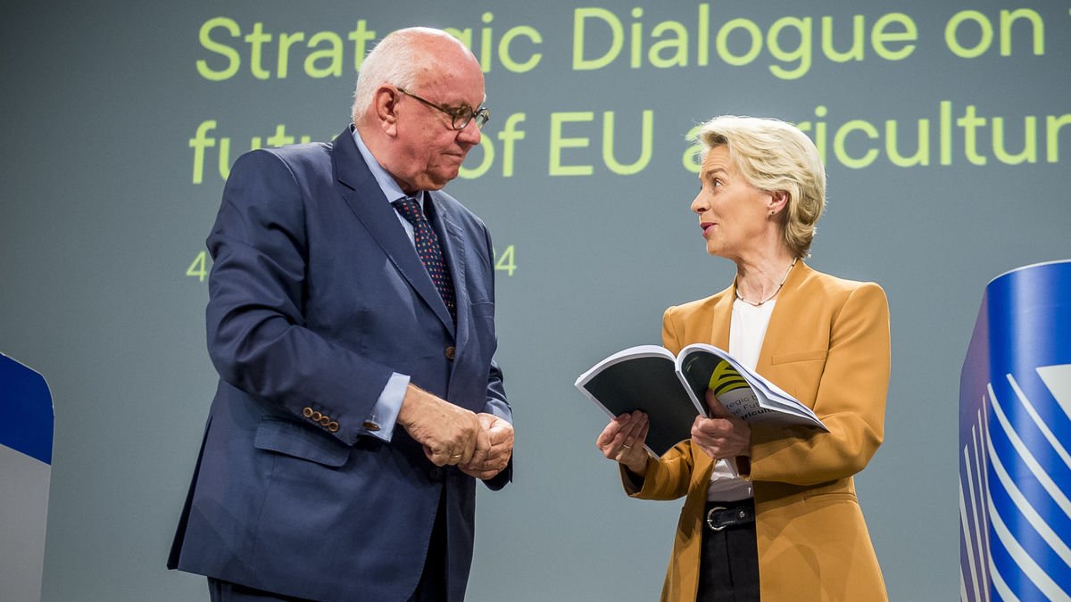 Von der Leyen recibió el informe del sector de manos de Peter Strohschneider. - WIKTOR DABKOWSKI / ZUMA PRESS WIRE / DPA