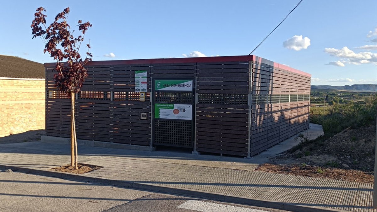 L’àrea d’emergència de Juneda per a dipositar escombraries fora de l’horari porta a porta. - SEGRE