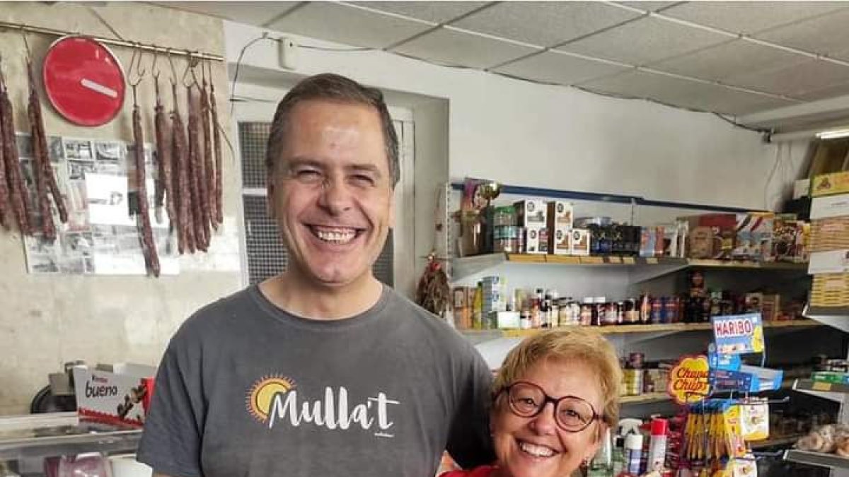 El dueño de Cal Prior con la ganadora del concurso de fidelización. - LL.A.