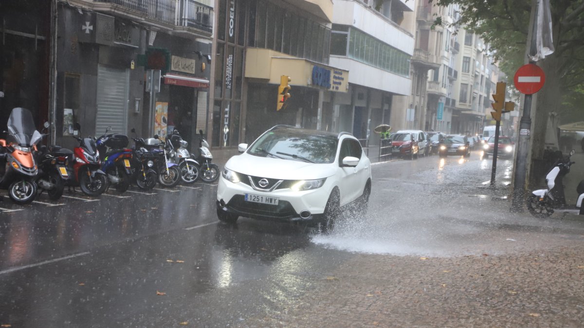 Imatges de la pluja a Lleida.