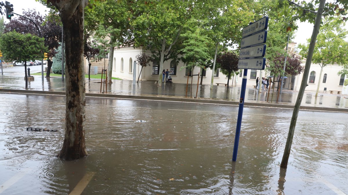 Acumulació d'aigua en un carrer de Lleida per un temporal de pluja anterior