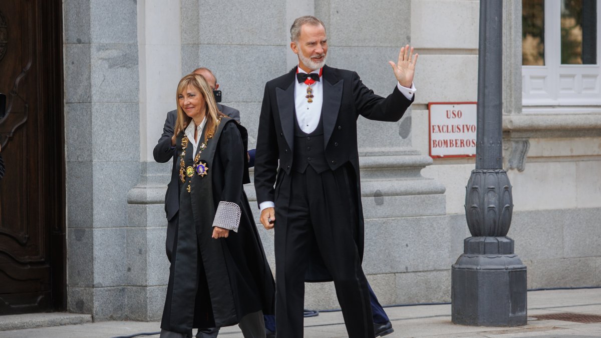 La nueva presidenta del Tribunal Supremo y del Consejo General del Poder Judicial, Isabel Perelló y el rey Felipe VI llegan al acto solemne de apertura del año judicial.