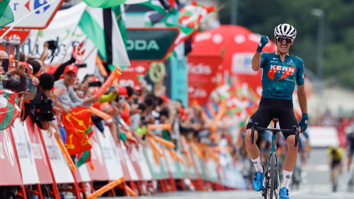 Urko Berrade, ayer en el momento de cruzar ganador la meta. - EFE