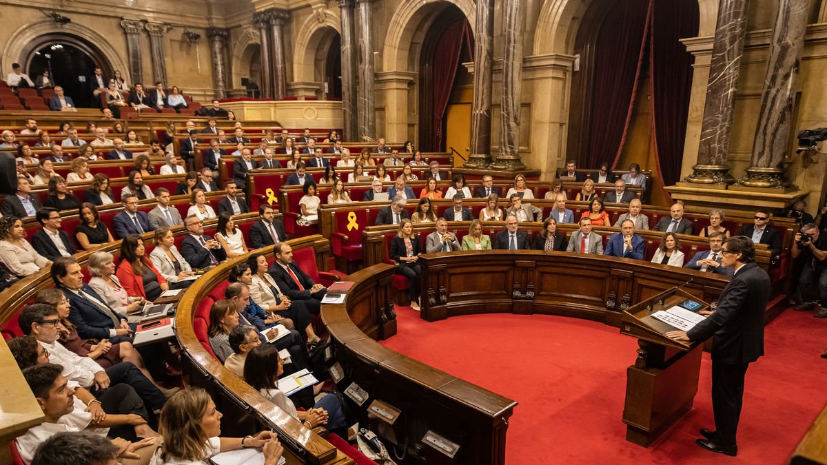 Salvador Illa intervé al Parlament davant l’atenta mirada dels seus consellers i els diputats. - PARLAMENT