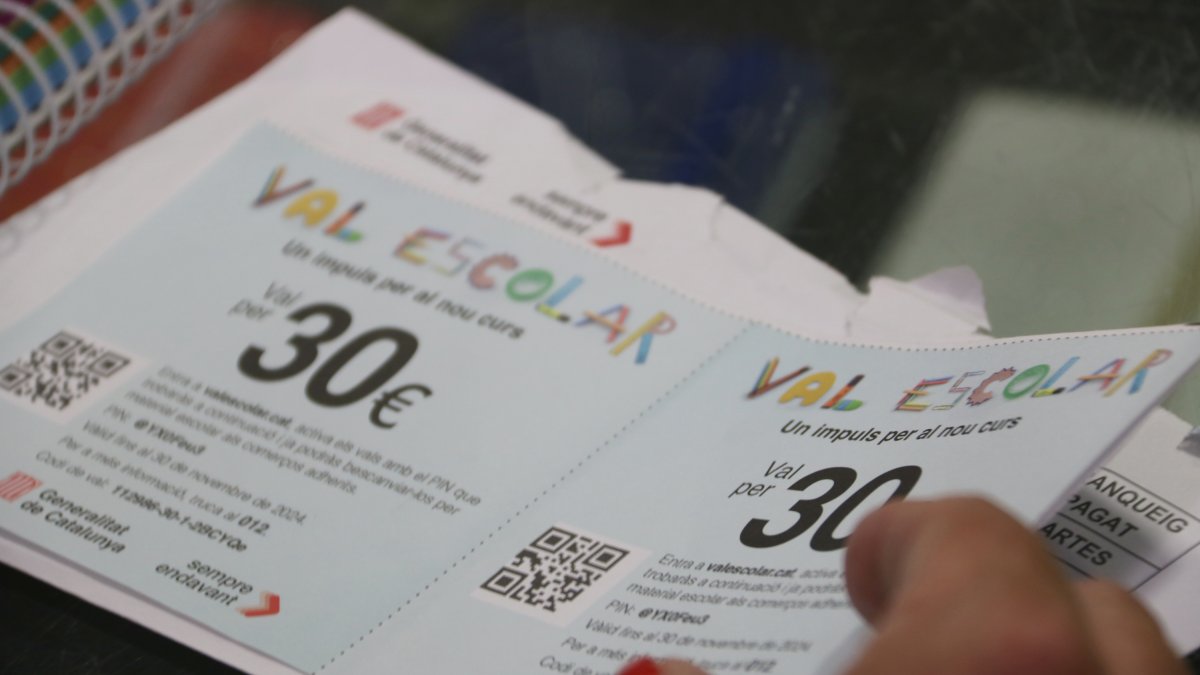 Un ejemplar de vale escolar de 60 euros, repartido en dos cheques de 30 euros.