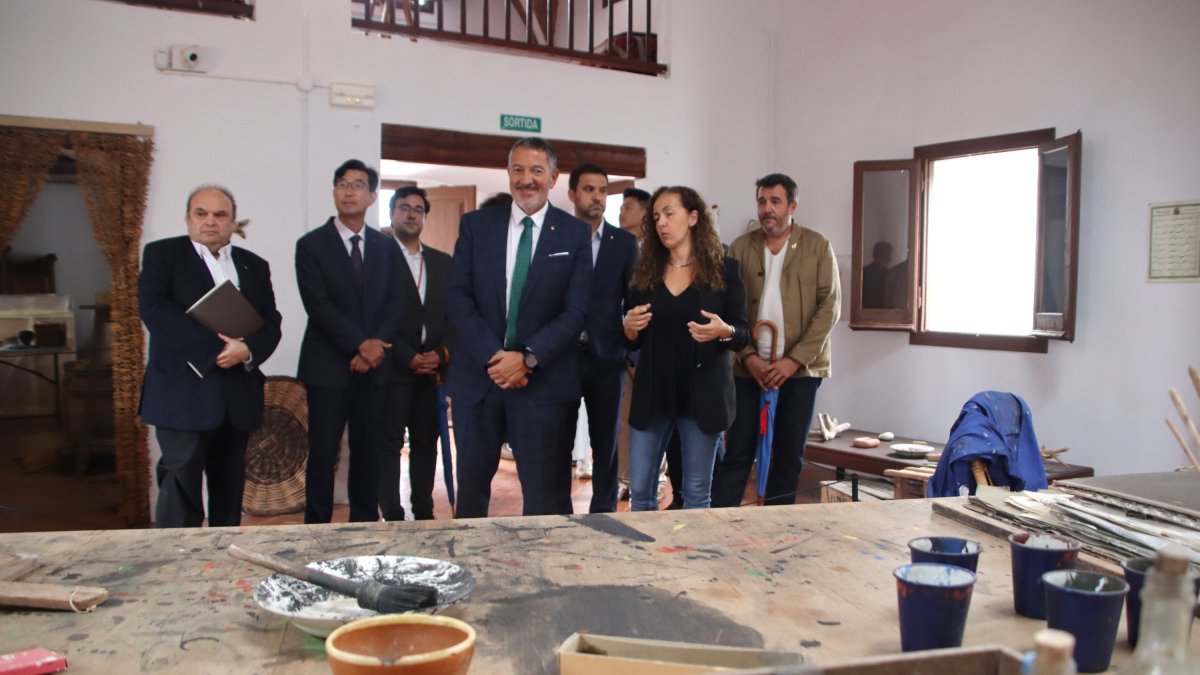 El conseller de Empresa, Miquel Sàmper, y los directivos de Lotte Energy visitan el taller de Joan Miró, en Mas Miró, en Mont-roig del Camp.