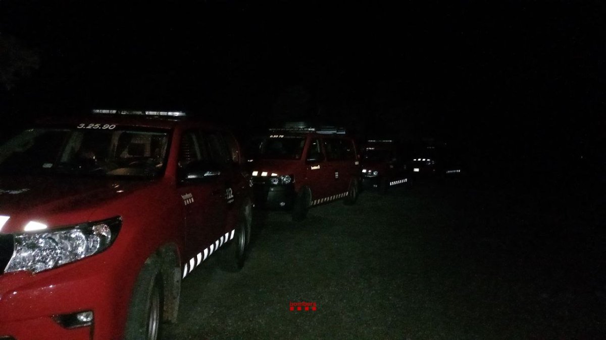 Diverses dotacions dels Bombers al pantà de Cavallers.