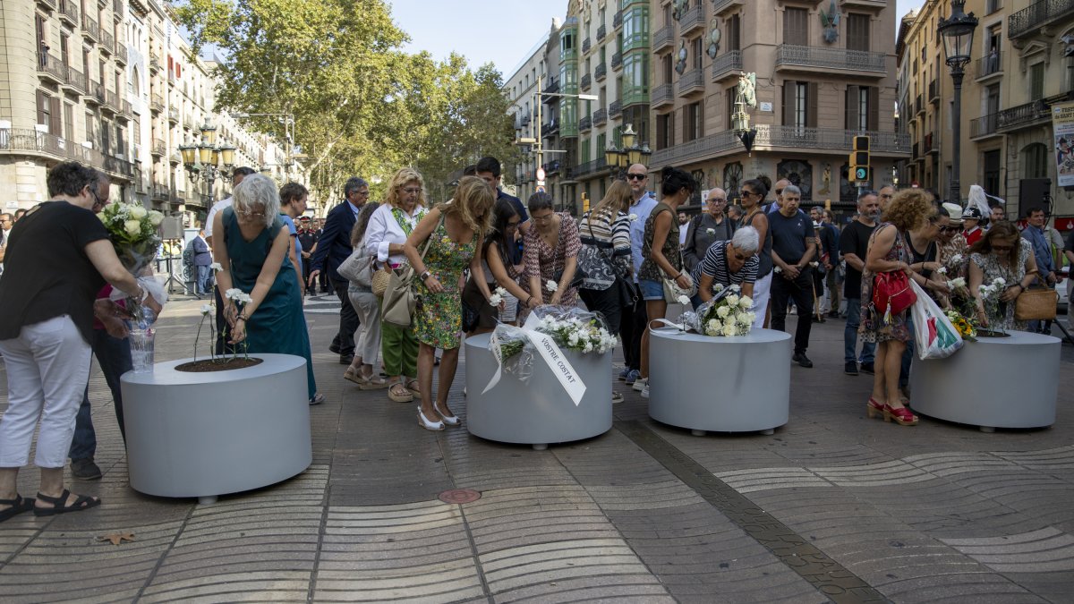 Imatge d'arxiu d'un homenatge a les víctimes del 17-A a la Rambla de Barcelona.