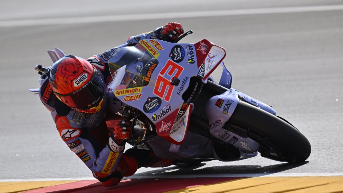 Marc Márquez con su Ducati Desmosedici GP23.