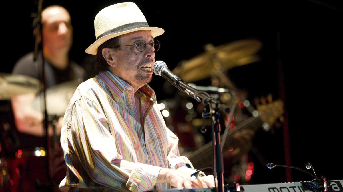 Fotografía de archivo del 7 de julio de 2011 del pianista y productor musical brasileño Sérgio Mendes en un concierto en Budapest.