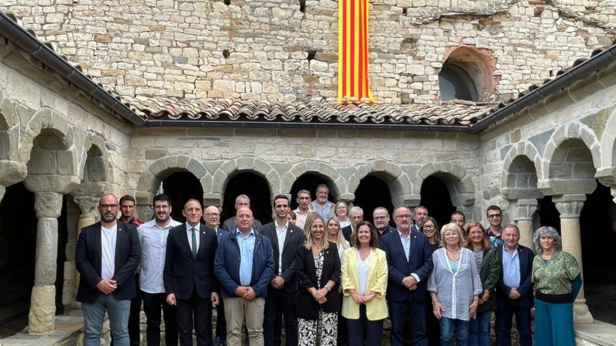 Imagen de los asistentes al acto institucional de conmemoración de la Festividad Nacional de Cataluña al Alto Pirineo y Arán, celebrado en la Colegiata de Santa Maria de Mur, en Castell de Mur.