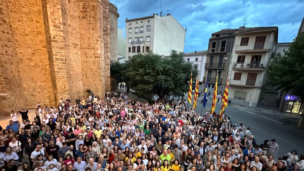 Tremp. La plaza del Ajuntament se llenó ayer por la tarde durante la lectura del pregón. - AJUNTAMENT DE TREMP