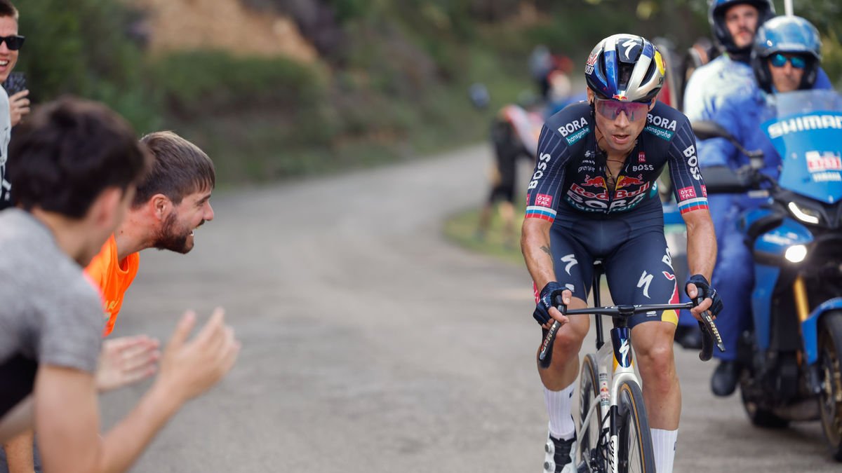 Roglic, als metres finals de l’etapa que va guanyar en solitari. - EFE/ JAVIER LIZÓN