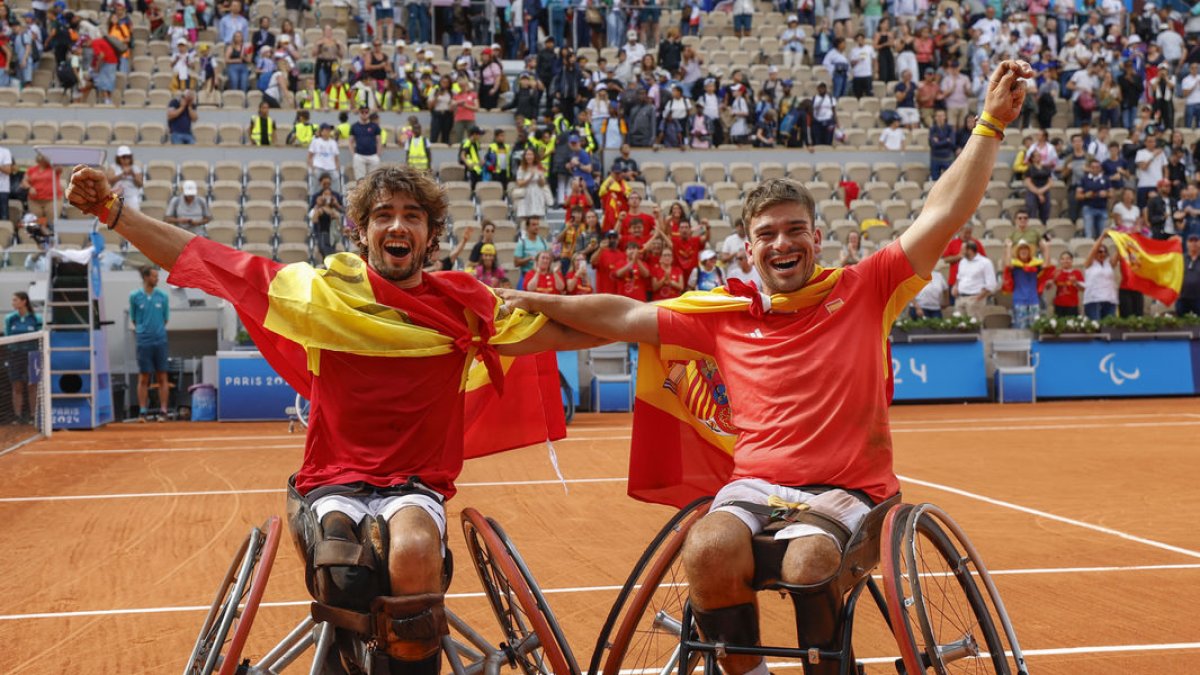 Martín de la Puente y Daniel Caverzaschi lograron una histórica medalla en tenis. - EFE