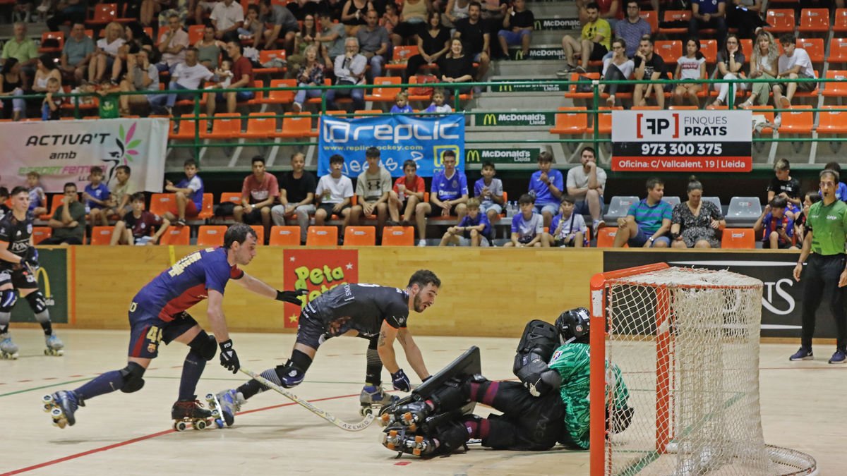 Nuno Paiva intenta una rematada davant del porter del Barcelona, Sergi Fernández. - AMADO FORROLLA