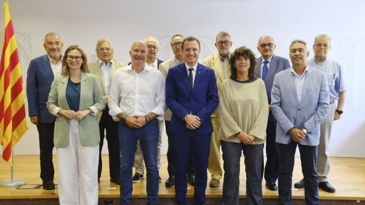 Foto de familia de Ordeig junto a 11 de su predecesores al frente de la conselleria de Agricultura. - GOVERN