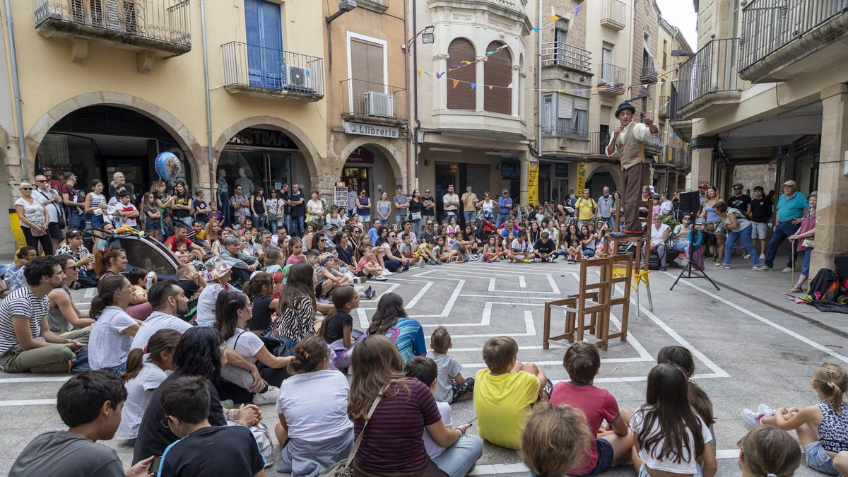 Como es tradición, los artistas espontáneos llenaron ayer el centro histórico de Tàrrega, como la plaza conocida con el nombre del Laberint. - LAIA PEDRÓS