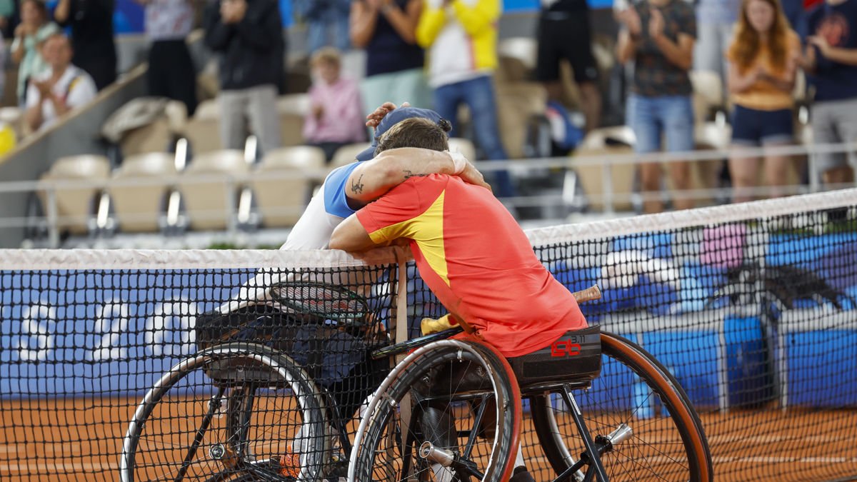 Martín de la Puente felicita l’argentí Gustavo Fernández després de la final pel bronze. - EFE/ JAVIER ETXEZARRETA
