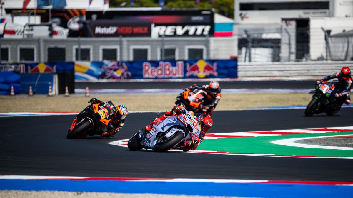 Marc Márquez rueda por delante de Brad Binder durante la carrera esprint del Gran Premio de San Marino. - EFE/EPA/DANILO DI GIOVANNI