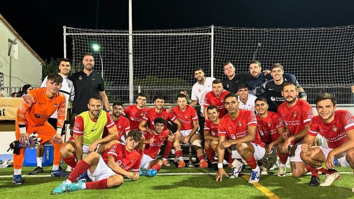La plantilla del Balaguer celebra su clasificación al final del partido.
