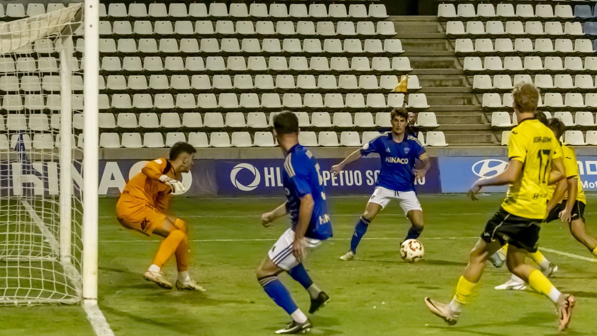 Campins, justo antes de rematar lo que significó el 3-2, con el asistente de fondo anulando la acción. - JORDI ECHEVARRIA