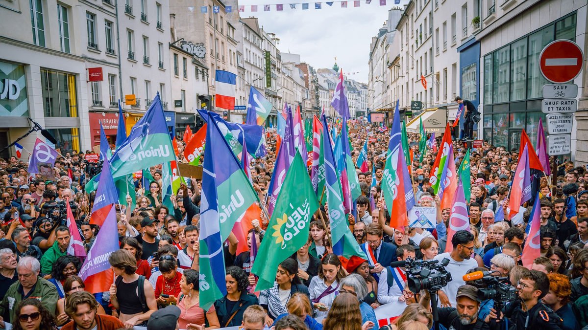 Milers de persones van prendre el centre de les ciutats per protestar contra la designació d’un conservador com a primer ministre. - @JLMELENCHON