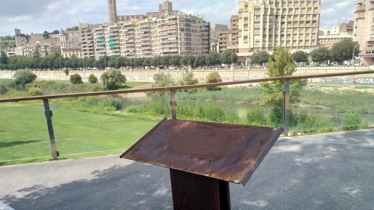 Vandalismo contra el plafón en la pasarela de los Camps Elisis. - PAERIA