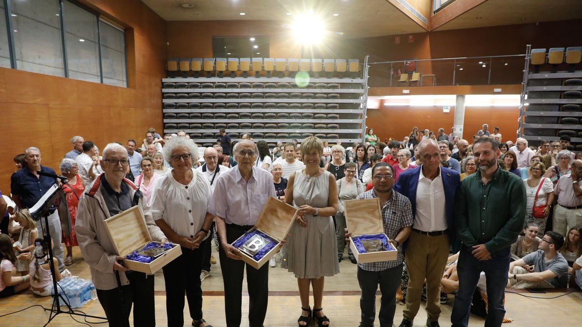 Van rebre el Premi Balàfia de la mà de la junta veïnal i amb la presència del regidor Xavier Blanco. - AMADO FORROLLA