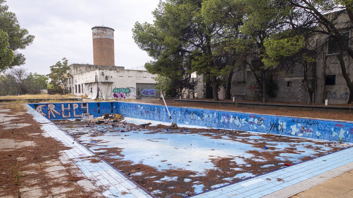 El vaso de la piscina grande de Gardeny está repleto de todo tipo de objetos. - JORDI ECHEVARRIA