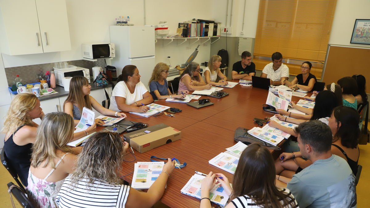 Maestros del colegio Magí Morera de Lleida capital, reunidos el pasado día 2 para preparar el curso. - MAGDALENA ALTISENT
