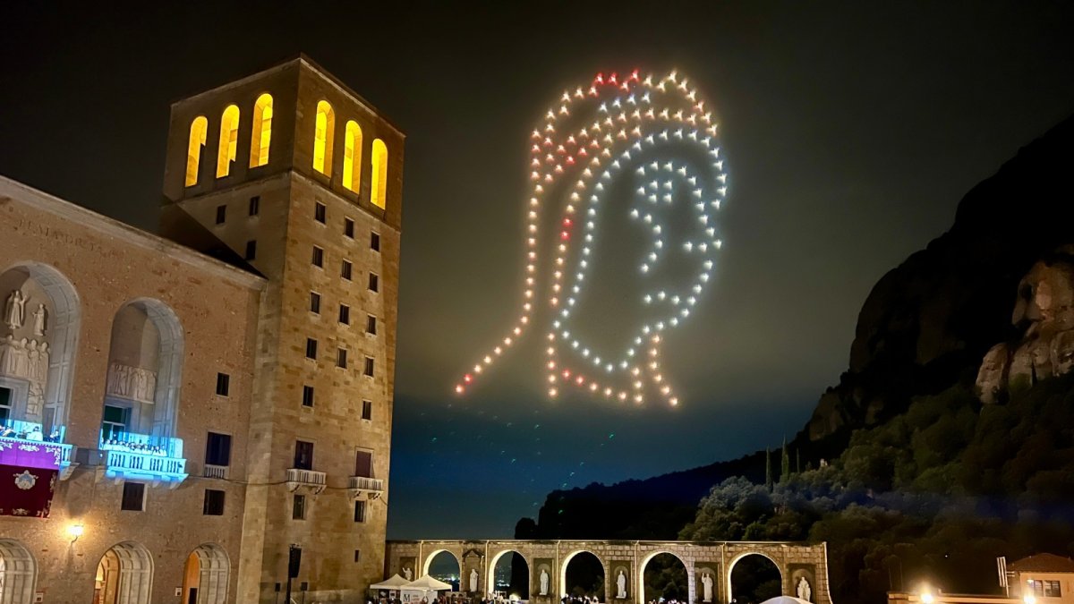 Un espectacle amb drons va ser un dels actes amb què va començar la celebració del Mil·lenari.