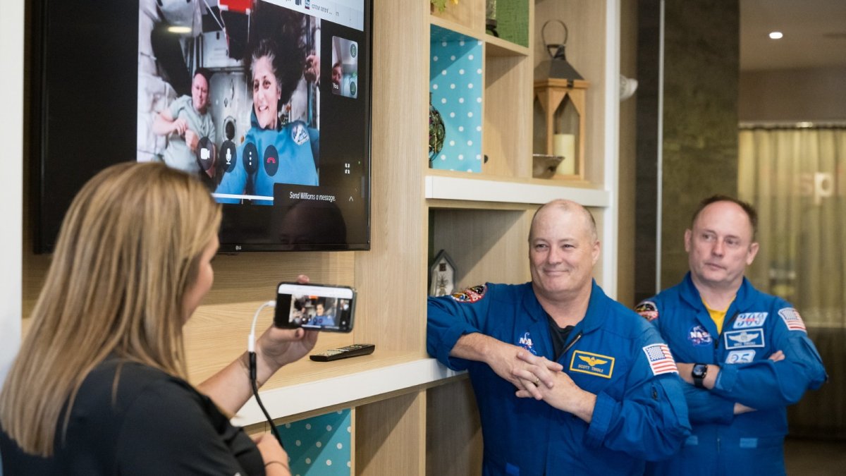 Los astronautas conversando con sus compañeros.