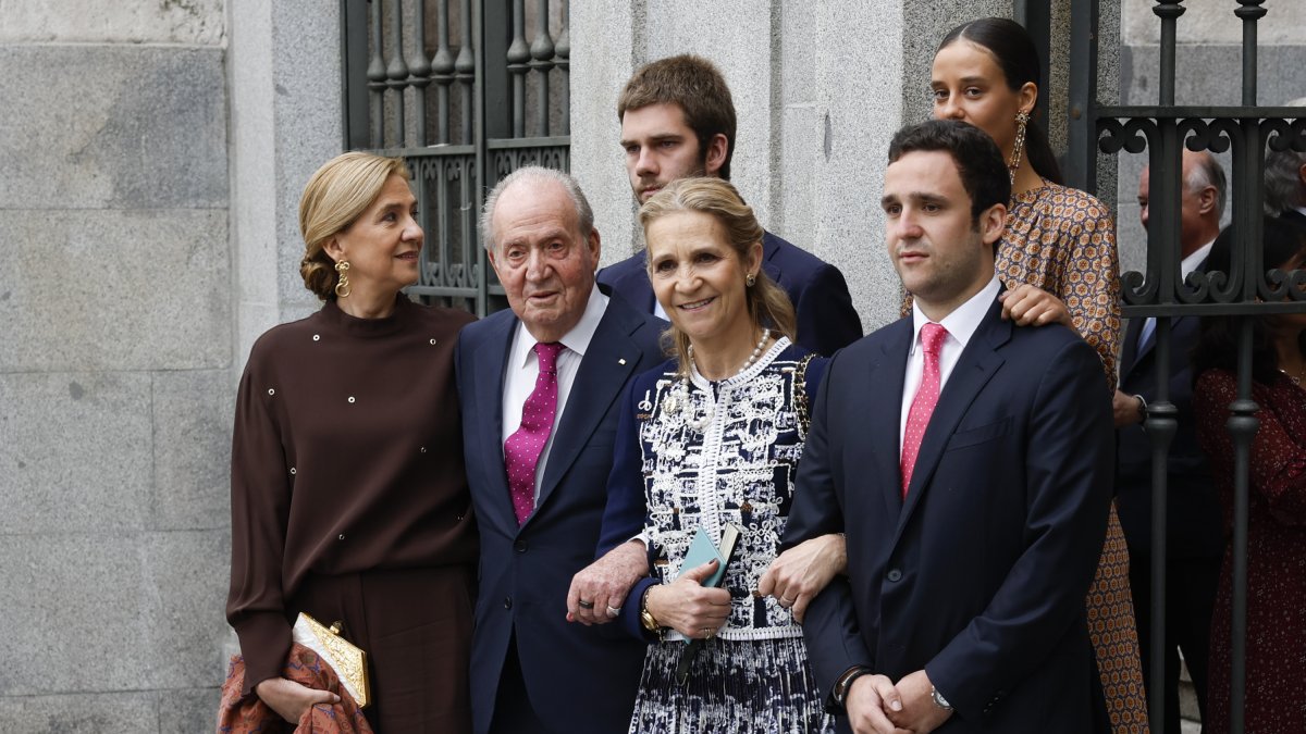 Imagen de archivo del rey emérito Juan Carlos I acompañado por sus hijas, las infantas Cristina y Elena de Borbón, y sus nietos Felipe Juan Froilán de Marichalar, Victoria Federica de Marichalar y Juan Valentín Urdangarín
