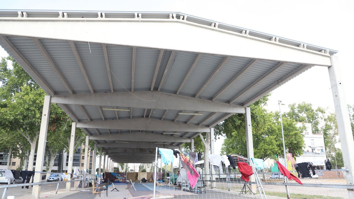 Denuncien que persones sense llar dormen als coberts firals - MAGDALENA ALTISENT