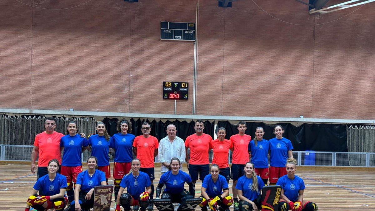 Victòria Porta, primera por la izquierda en la fila inferior, y “Sito”, de pie, quinto por la derecha. - RFEP